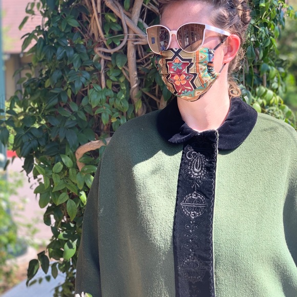 Vintage 50s Green Wool Cape with Velvet Trim - Picture 3 of 12